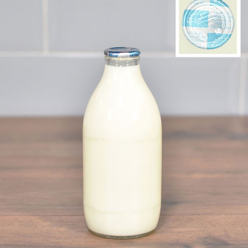 Cotteswold organic skimmed milk, 1-pint glass bottle